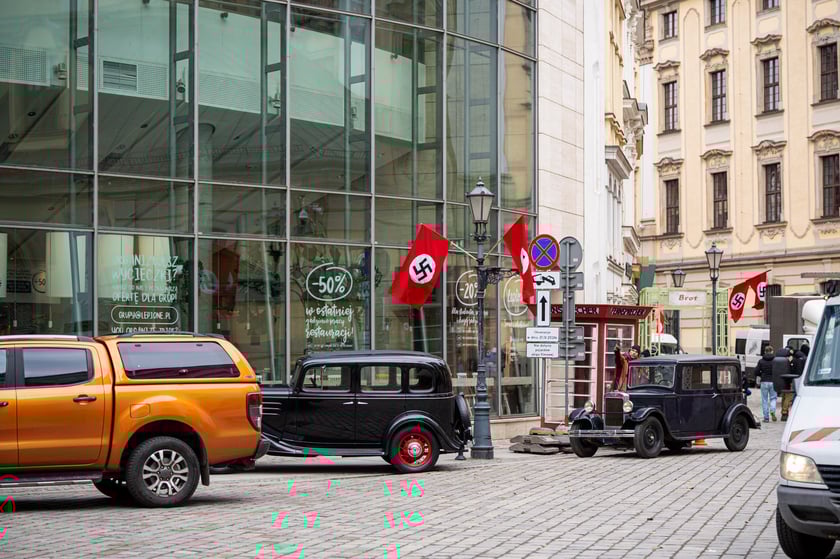 Plan zdjęciowy w okolicach Uniwersytetu Wrocławskiego. - Z uwagi na szczególne tło historyczne serialu (nazistowskie Niemcy lat 30. XX wieku), w przestrzeni miasta powstaną plany scenograficzne, uwzględniające określone znaki i symbole, charakterystyczne dla danego okresu historycznego, których nie należy w żaden sposób interpretować dosłownie – są jedynie dekoracją do filmu - informuje producent filmu